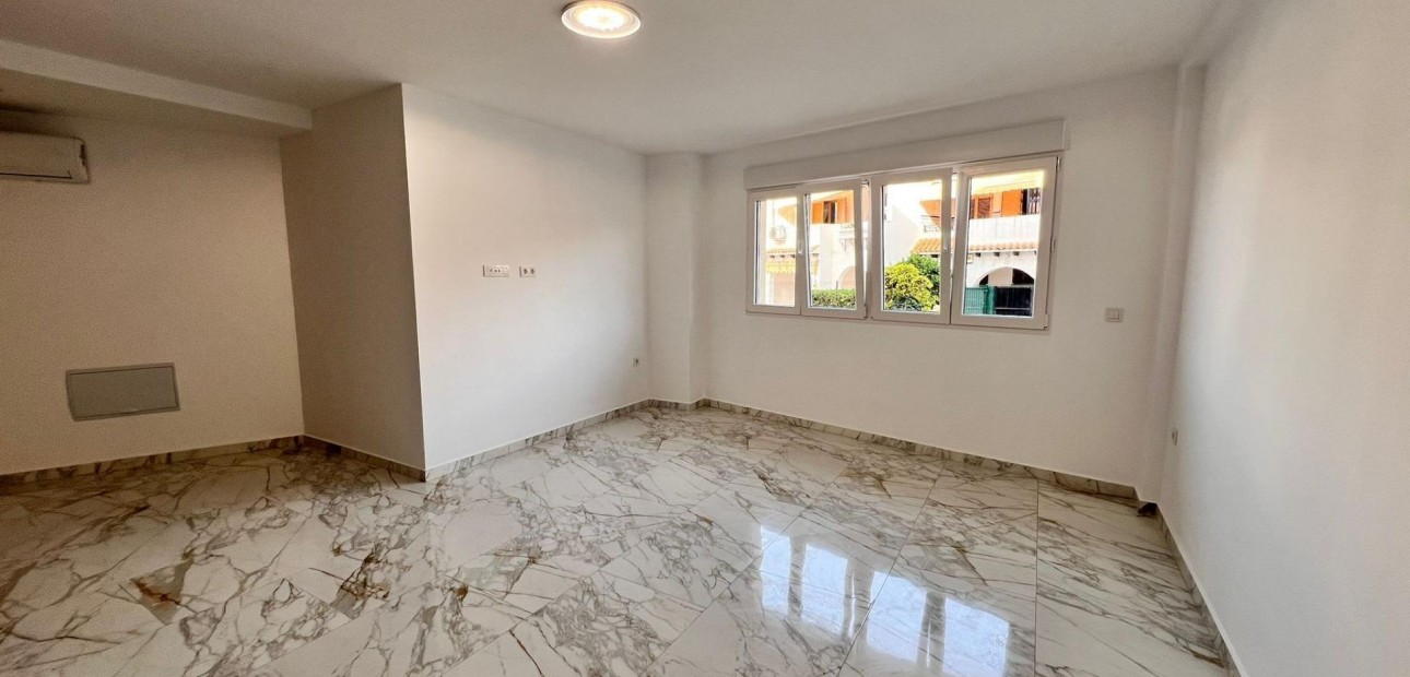 Venta - Apartamento / piso -
Torrevieja - Estacion de autobuses
