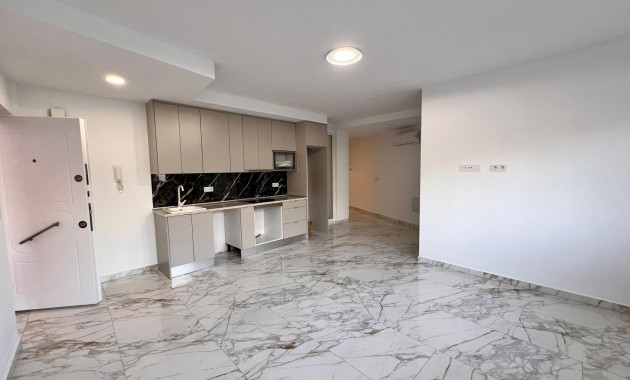 Venta - Apartamento / piso -
Torrevieja - Estacion de autobuses