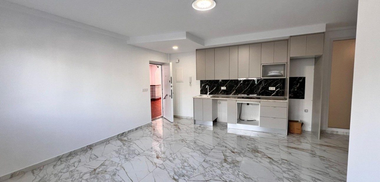 Venta - Apartamento / piso -
Torrevieja - Estacion de autobuses