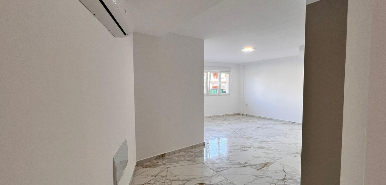 Venta - Apartamento / piso -
Torrevieja - Estacion de autobuses