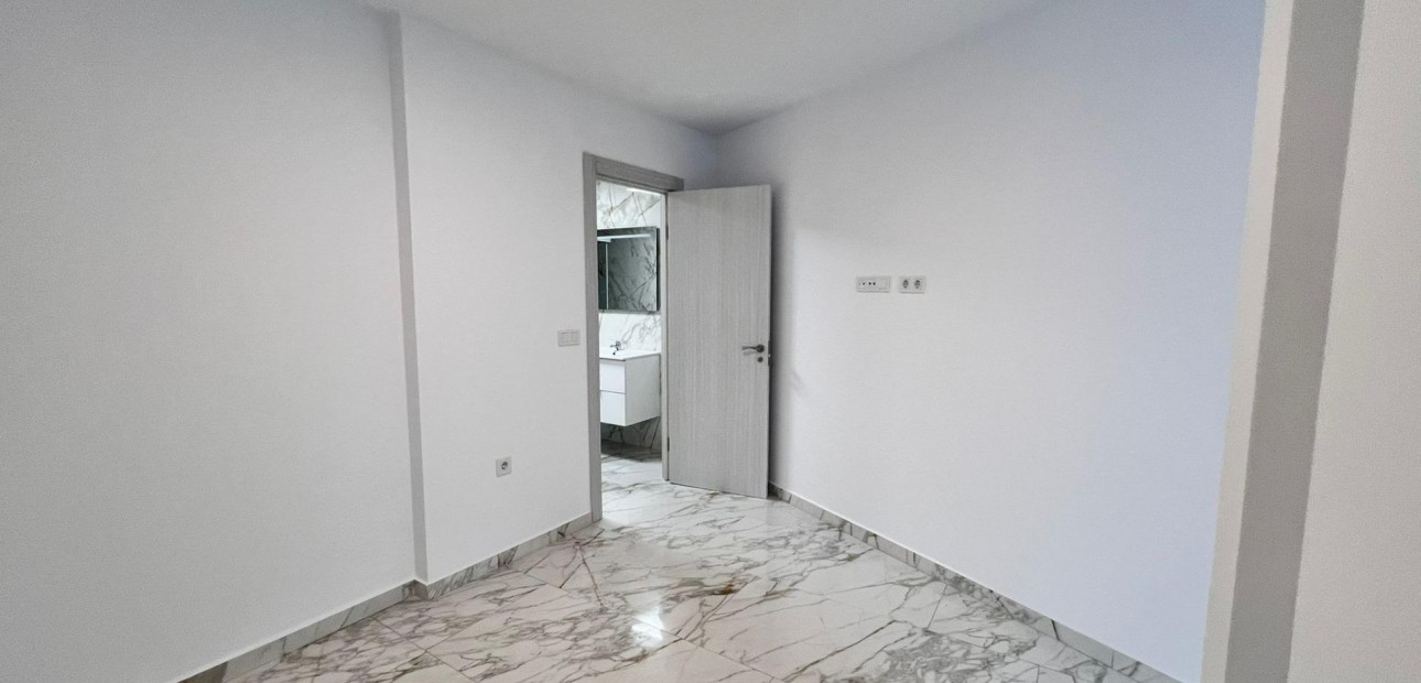 Venta - Apartamento / piso -
Torrevieja - Estacion de autobuses