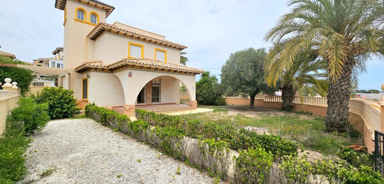 Herverkoop - Villa -
La marina - La Marina