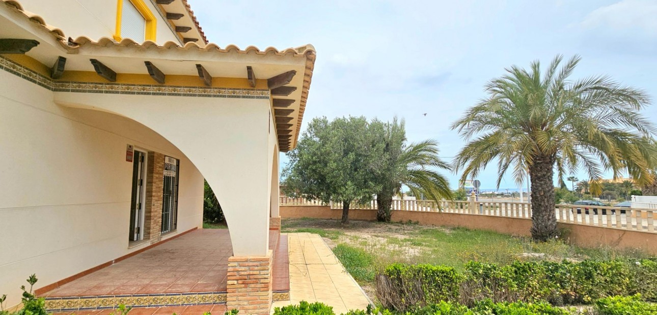 Herverkoop - Villa -
La marina - La Marina