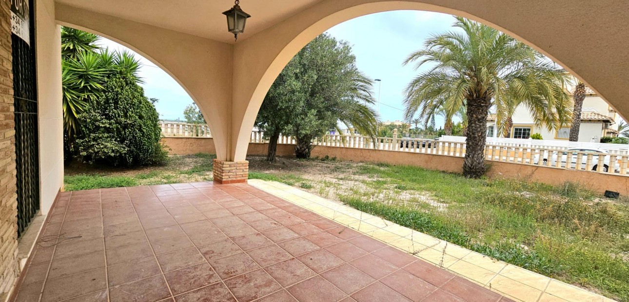 Herverkoop - Villa -
La marina - La Marina