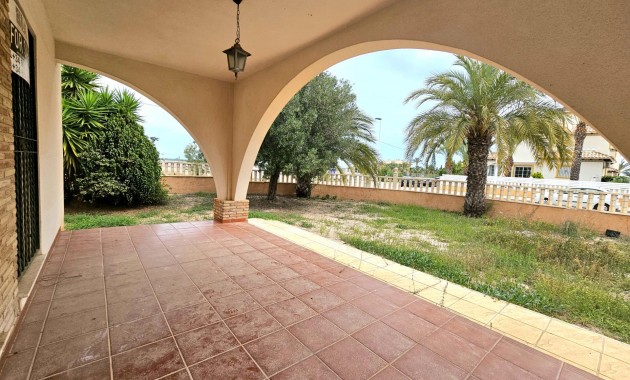 Herverkoop - Villa -
La marina - La Marina