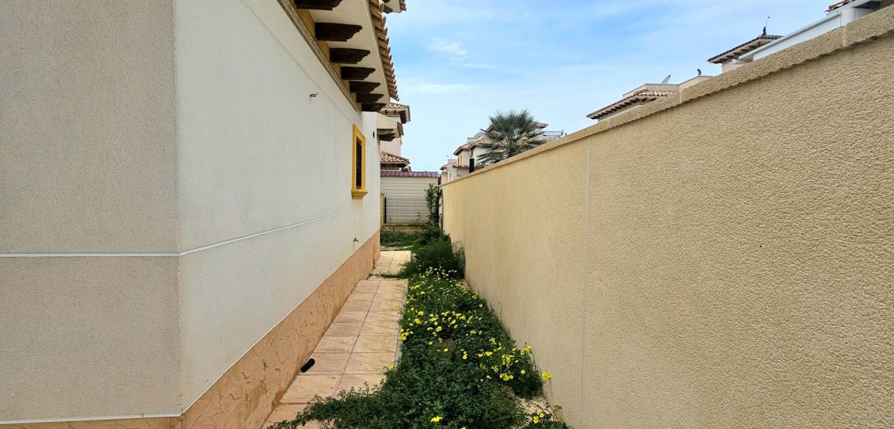 Herverkoop - Villa -
La marina - La Marina