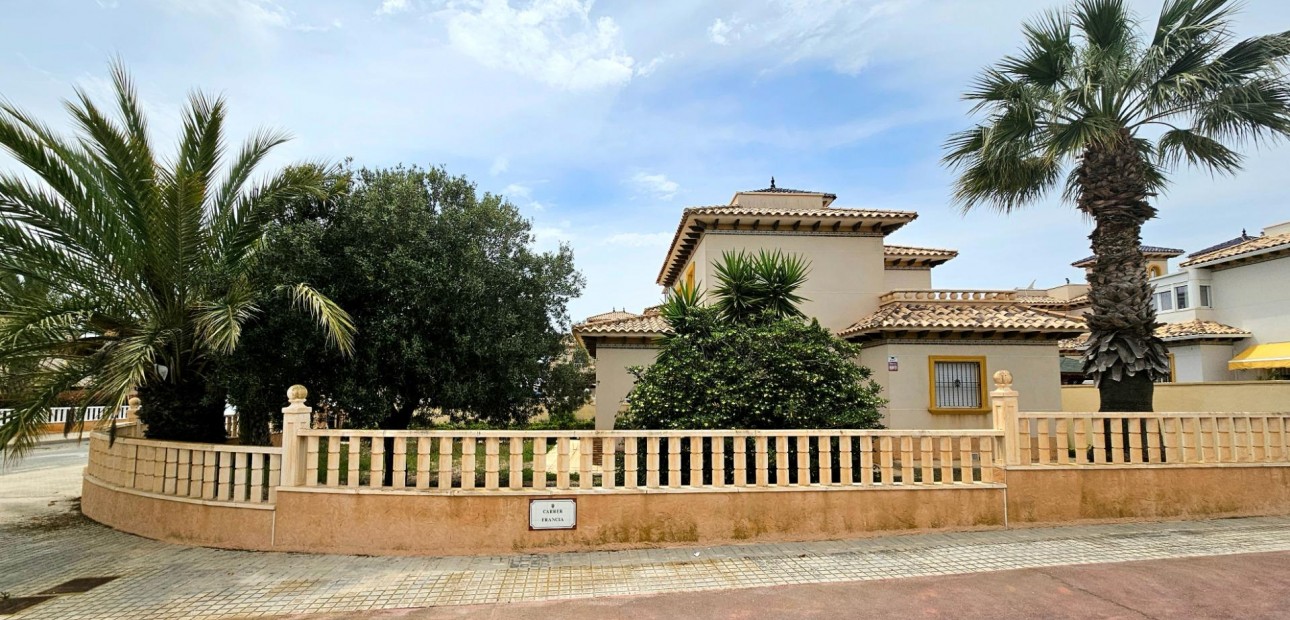 Herverkoop - Villa -
La marina - La Marina