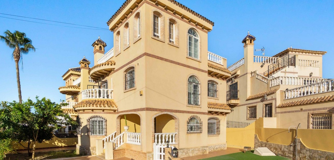 Venta - Villa -
Orihuela Costa - Las Mimosas