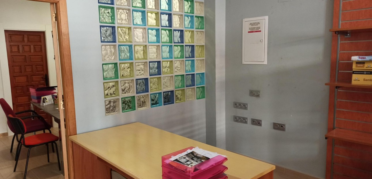 Verhuur - Commercial Unit -
Torrevieja - Centro