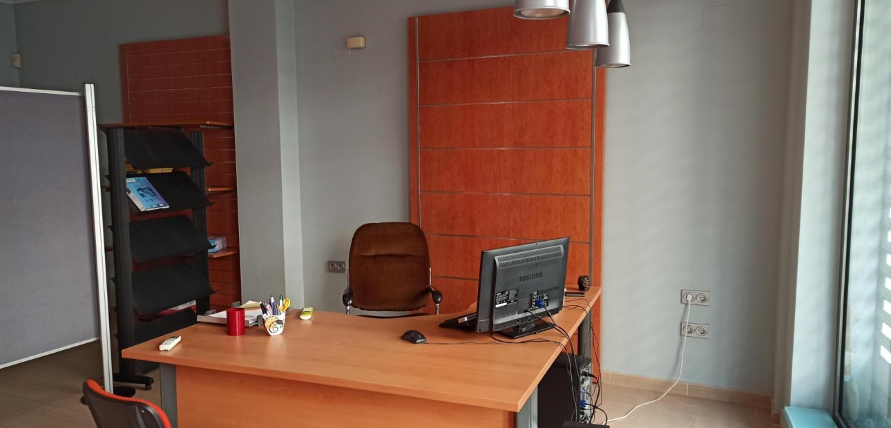 Verhuur - Commercial Unit -
Torrevieja - Centro