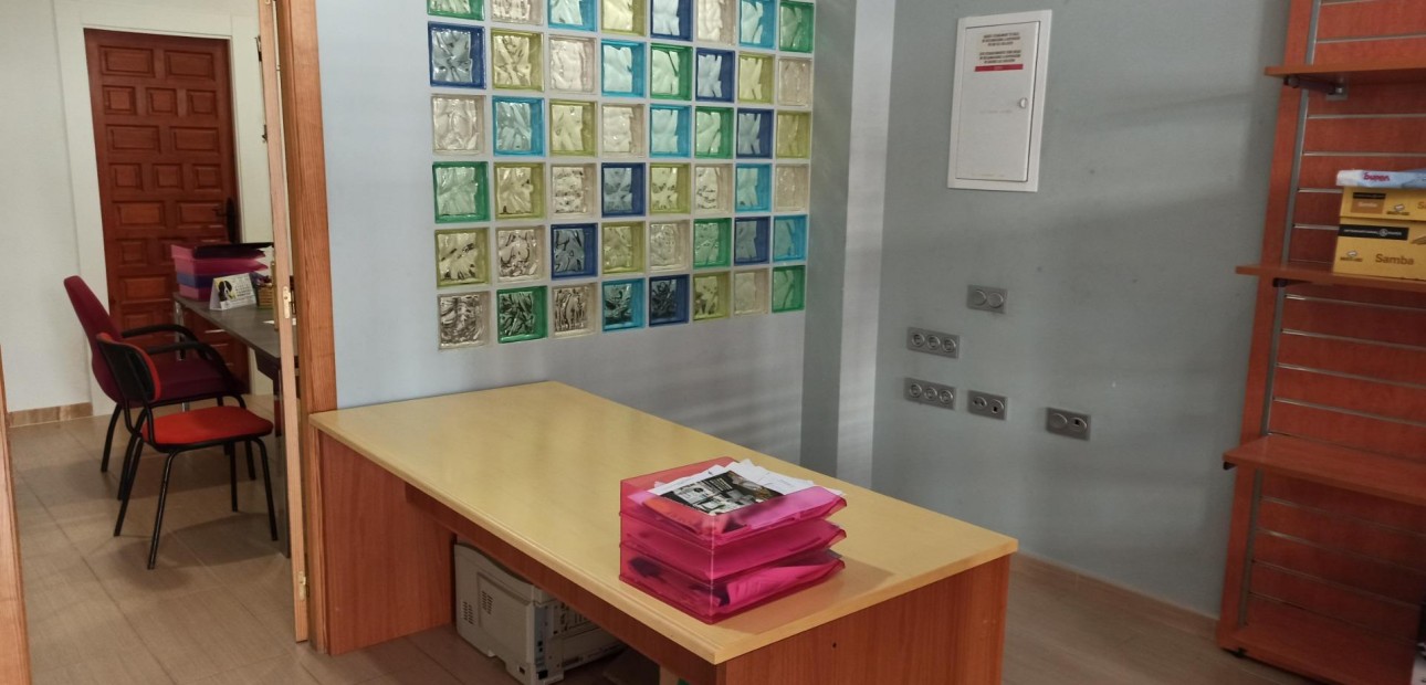 Verhuur - Commercial Unit -
Torrevieja - Centro