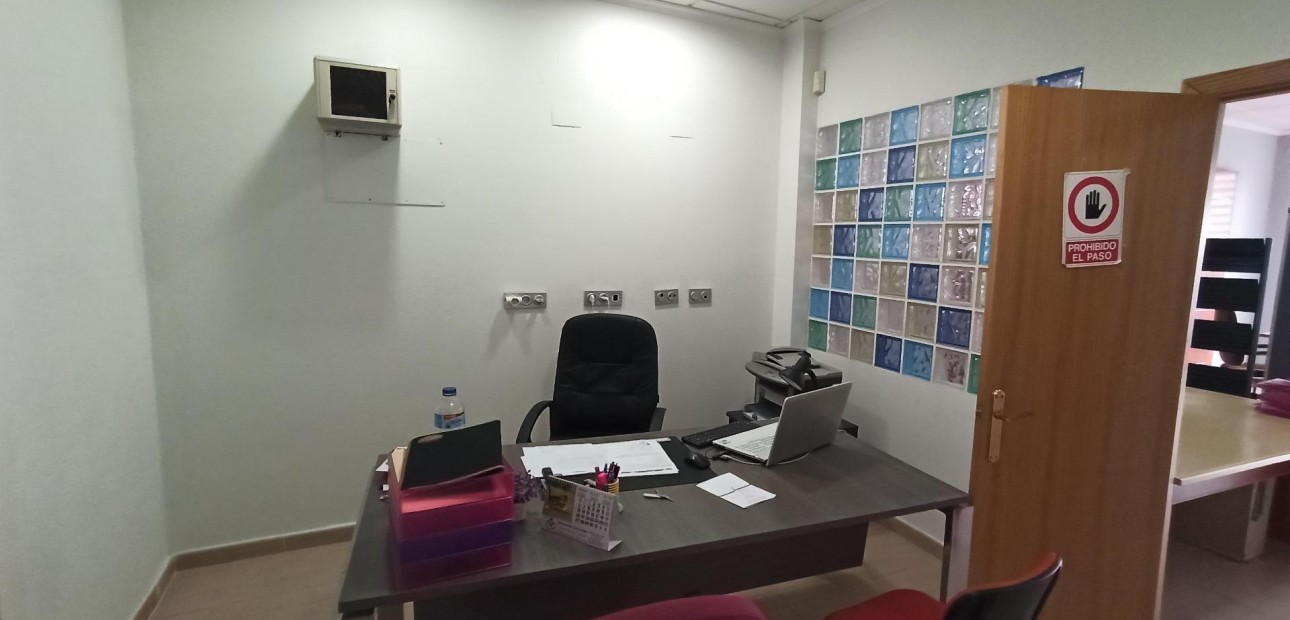 Verhuur - Commercial Unit -
Torrevieja - Centro