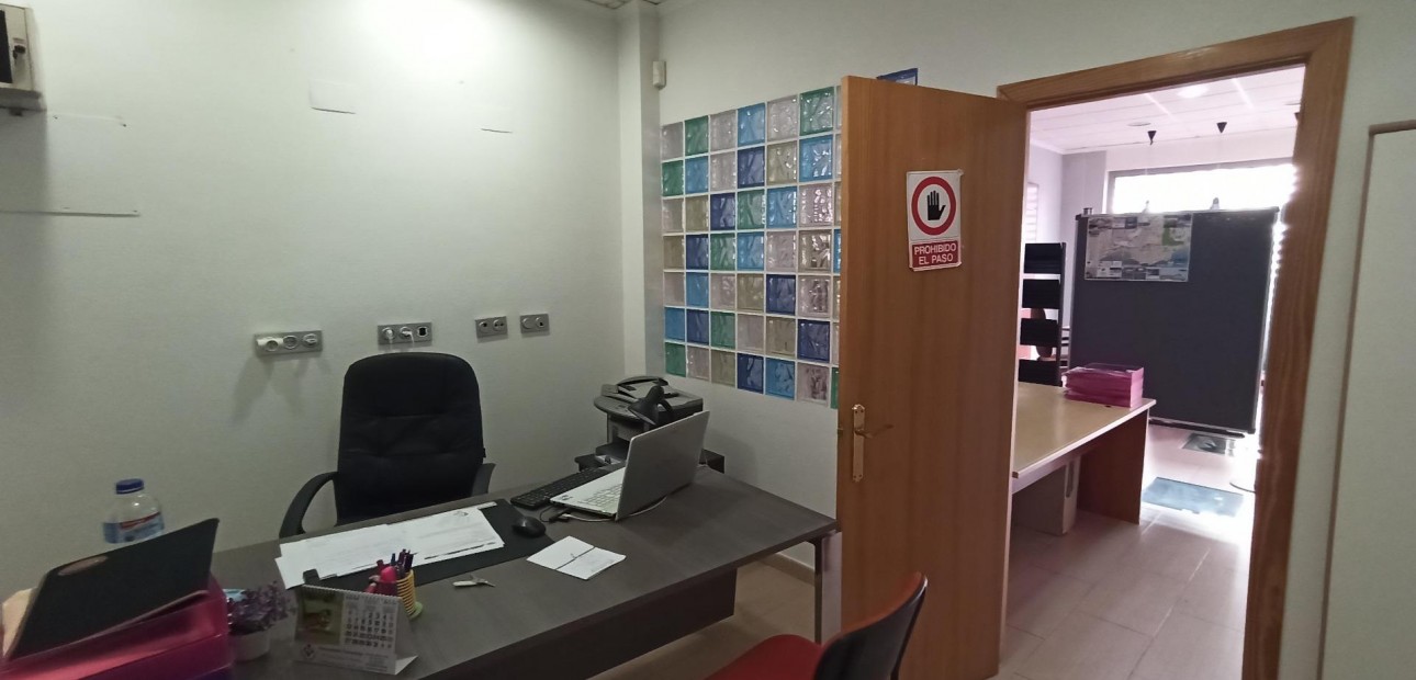 Verhuur - Commercial Unit -
Torrevieja - Centro