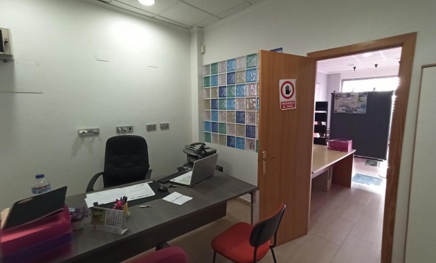 Verhuur - Commercial Unit -
Torrevieja - Centro