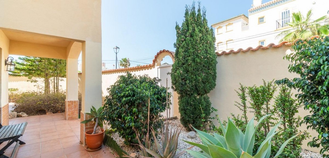 Sale - Villa -
Torrevieja - La Mata