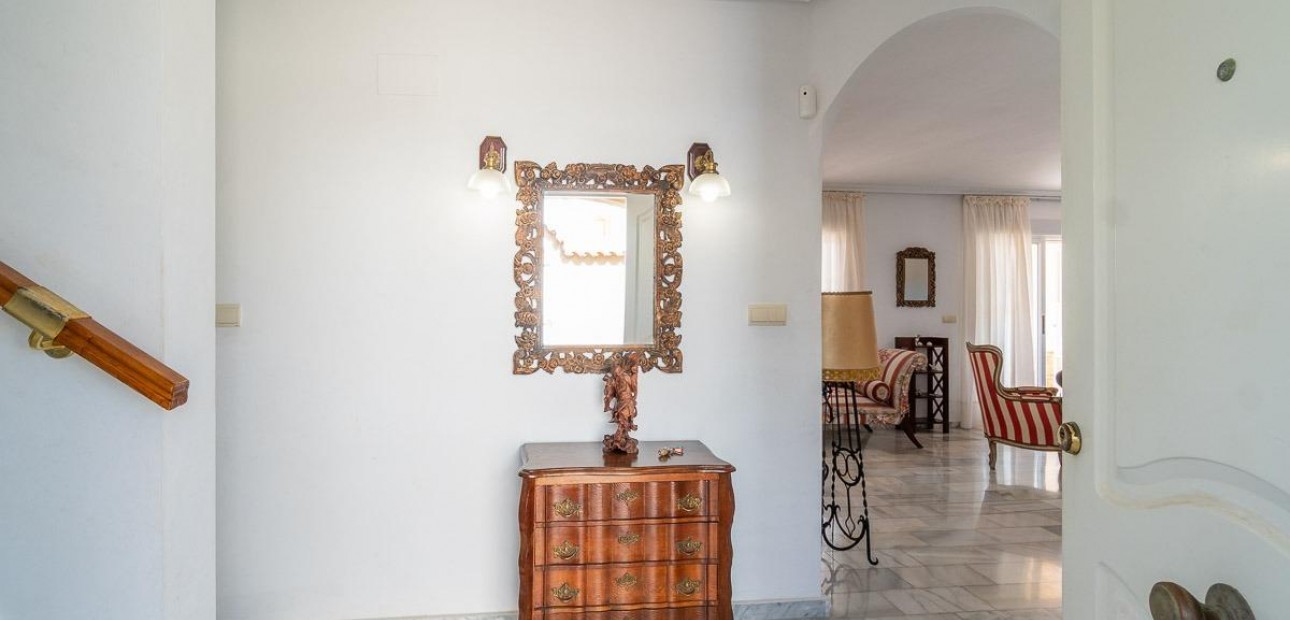Sale - Villa -
Torrevieja - La Mata