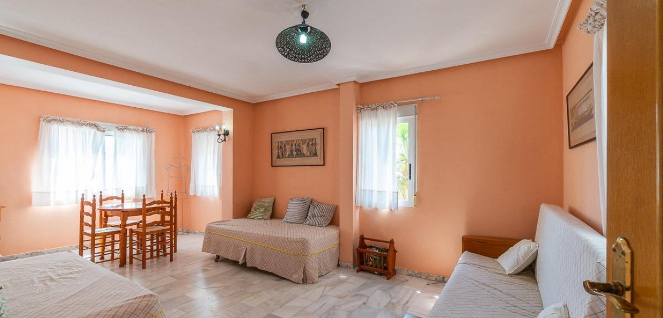 Sale - Villa -
Torrevieja - La Mata