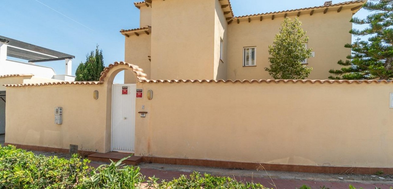 Sale - Villa -
Torrevieja - La Mata