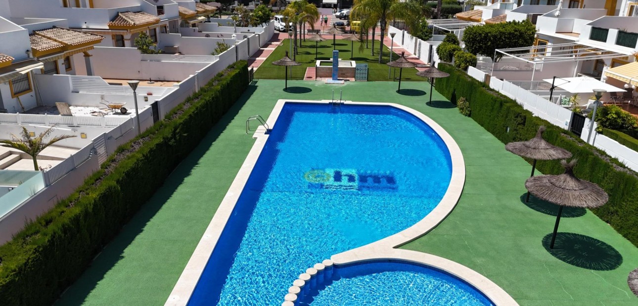 Sale - Terraced house -
Pilar de la Horadada - El Mojón