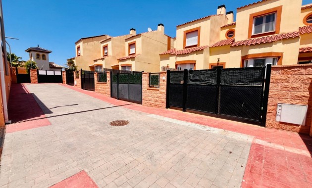 Venta - Terraced house -
Cabo Roig