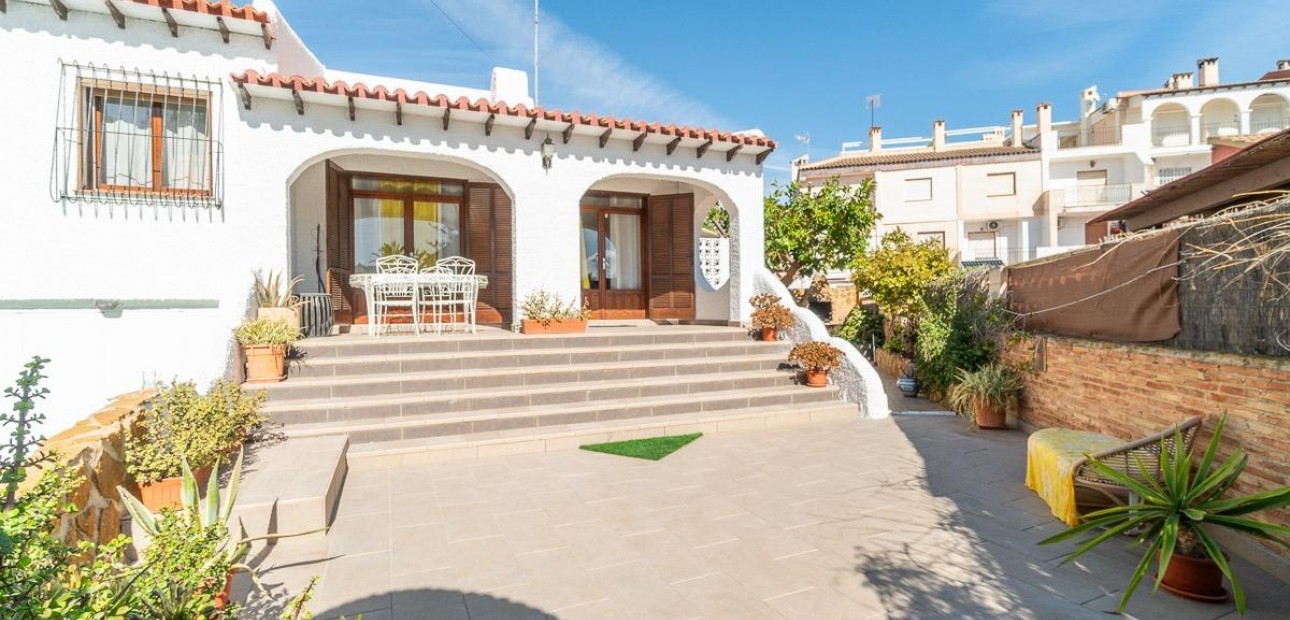 Herverkoop - Villa -
Orihuela Costa - Punta Prima