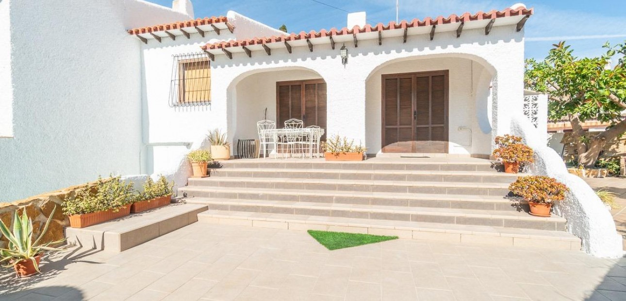 Herverkoop - Villa -
Orihuela Costa - Punta Prima