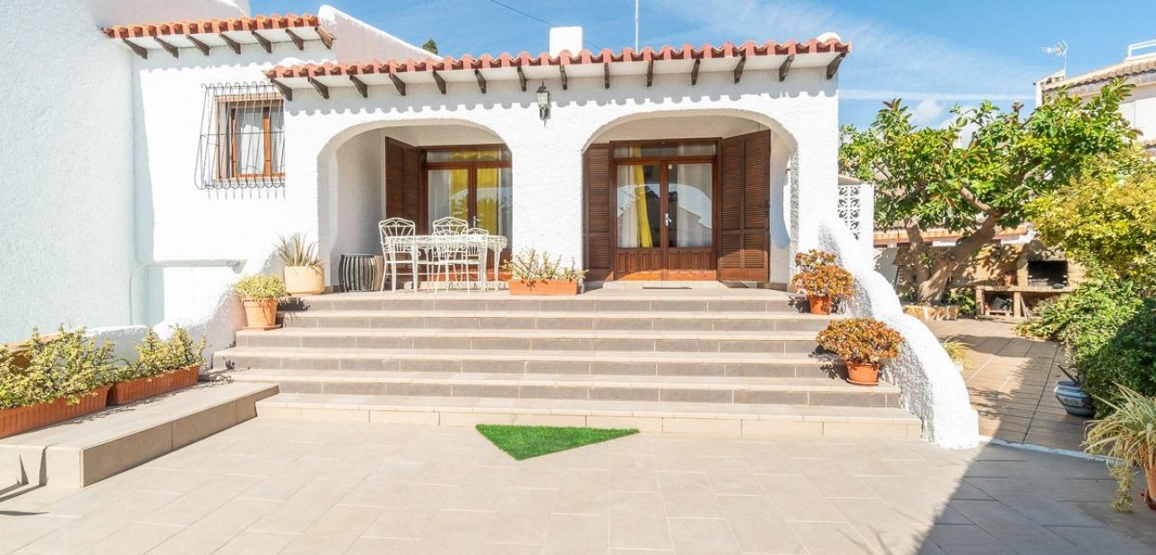 Herverkoop - Villa -
Orihuela Costa - Punta Prima