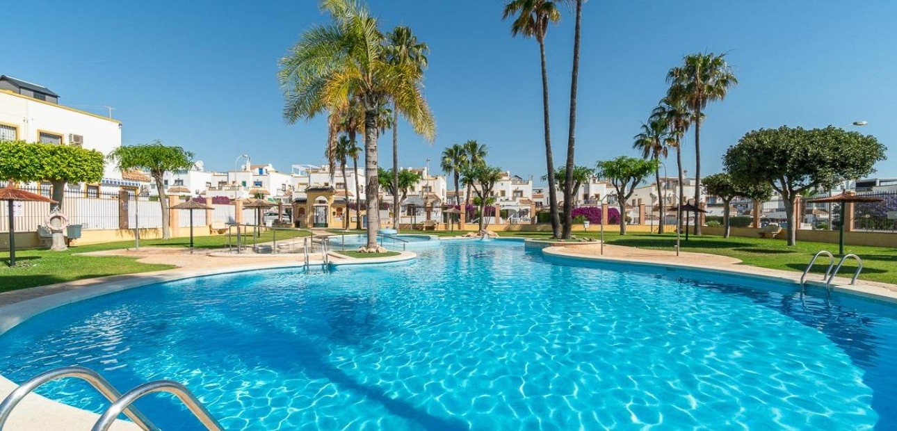 Venta - Bungalow -
Orihuela Costa - La Florida