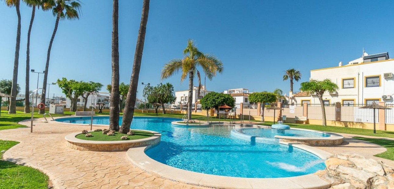 Venta - Bungalow -
Orihuela Costa - La Florida