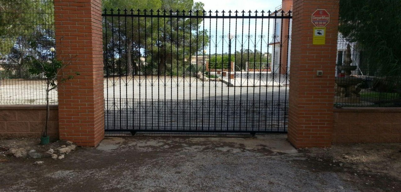 Sale - Country House -
Torrevieja - Los balcones