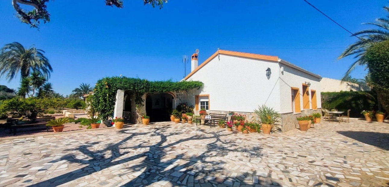 Sale - Masia -
La marina - La Marina