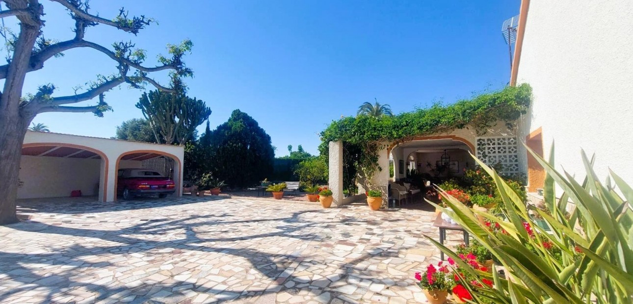 Sale - Masia -
La marina - La Marina