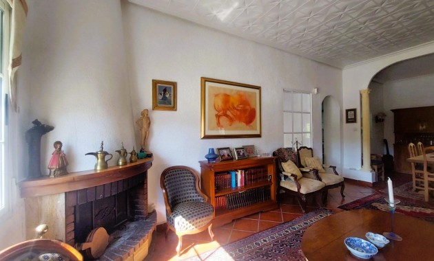 Sale - Masia -
La marina - La Marina