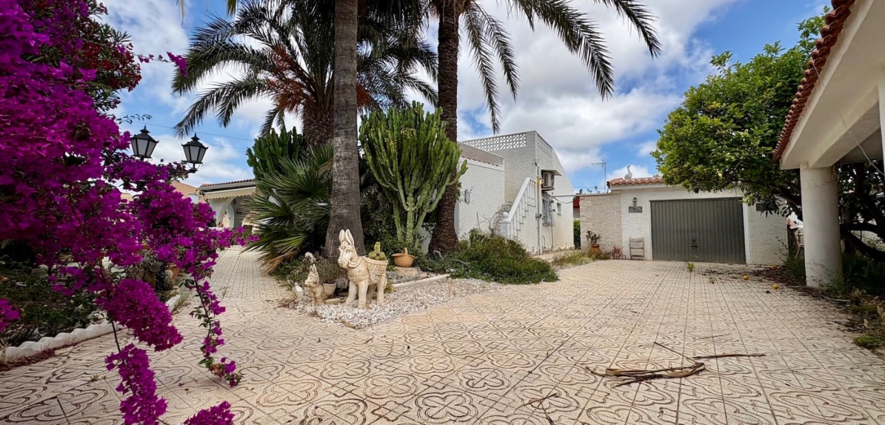 Venta - Single Family Home -
Orihuela Costa - Montezenia