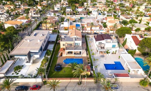 Sale - Villa -
Orihuela Costa - Cabo Roig