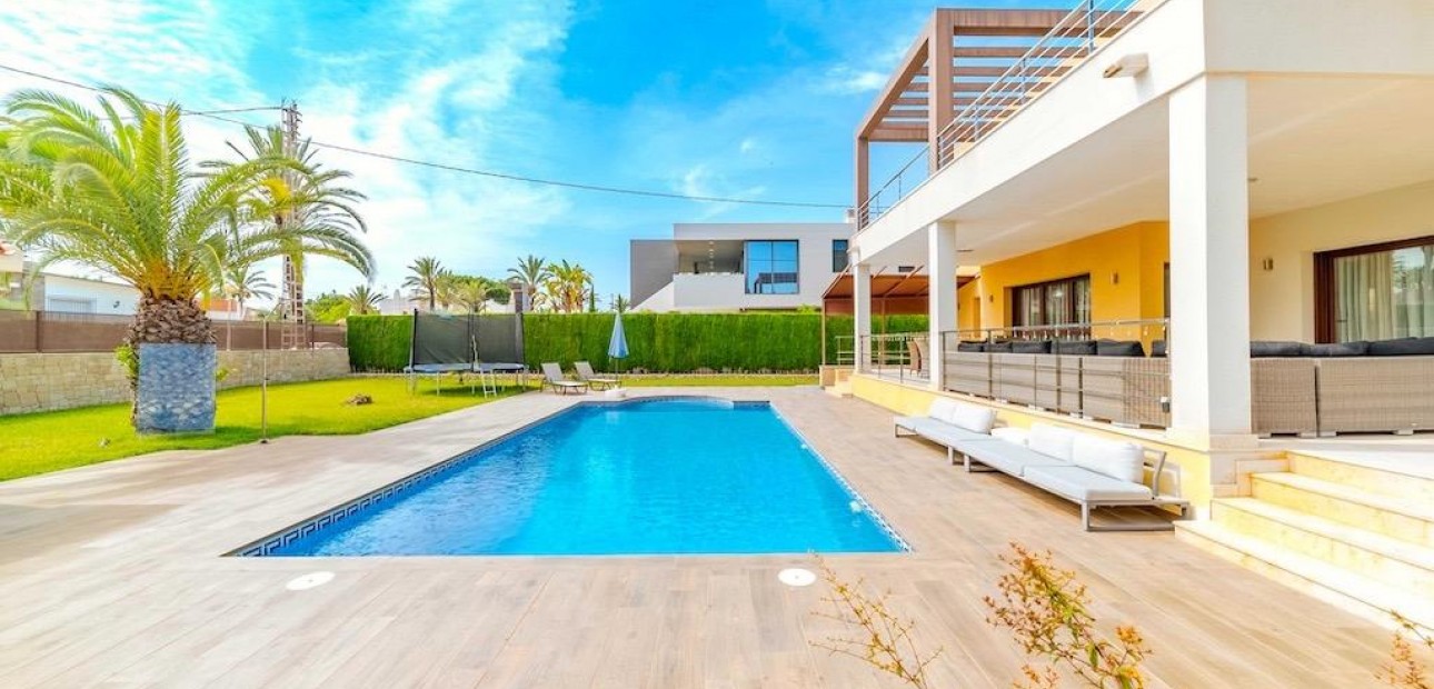 Sale - Villa -
Orihuela Costa - Cabo Roig