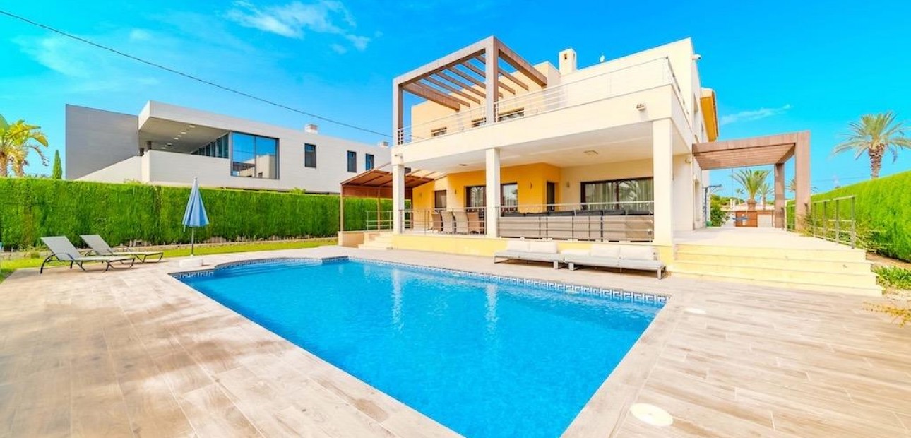 Sale - Villa -
Orihuela Costa - Cabo Roig