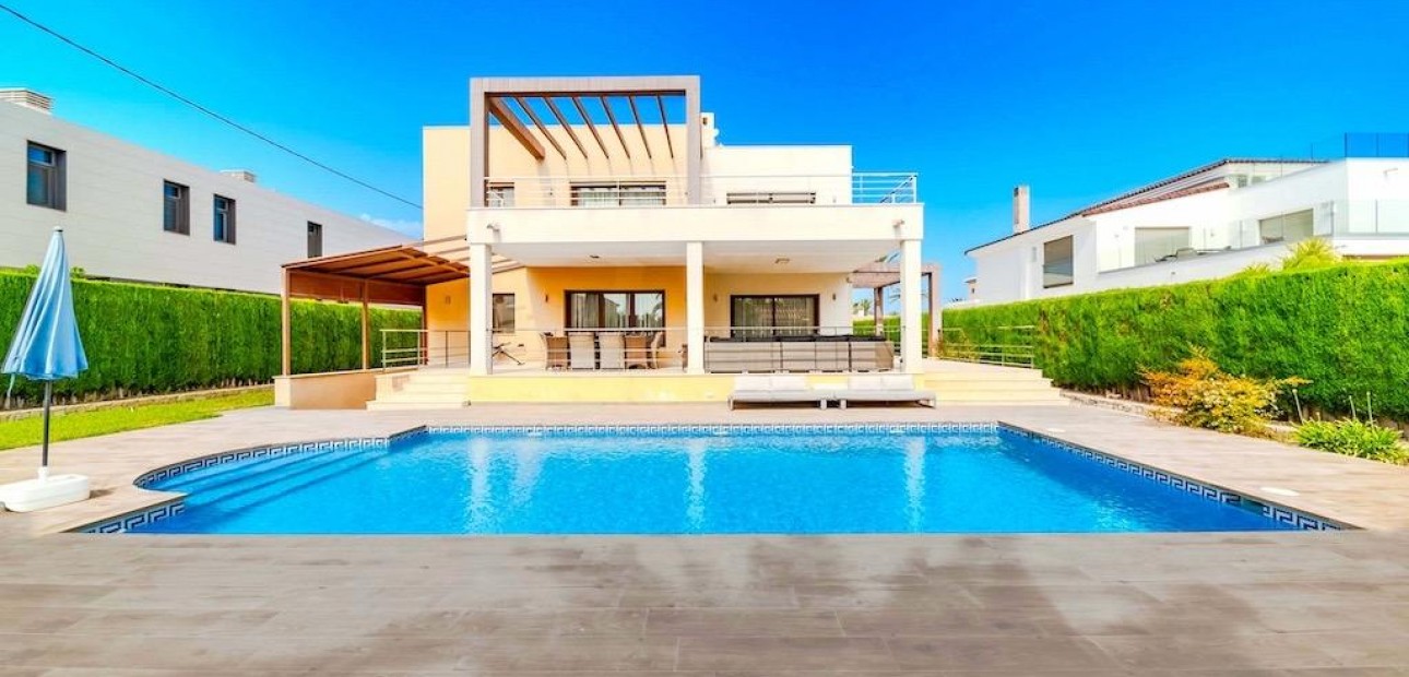 Sale - Villa -
Orihuela Costa - Cabo Roig