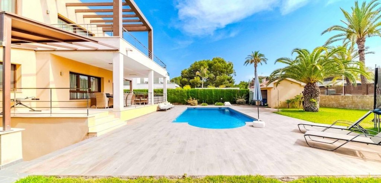 Sale - Villa -
Orihuela Costa - Cabo Roig