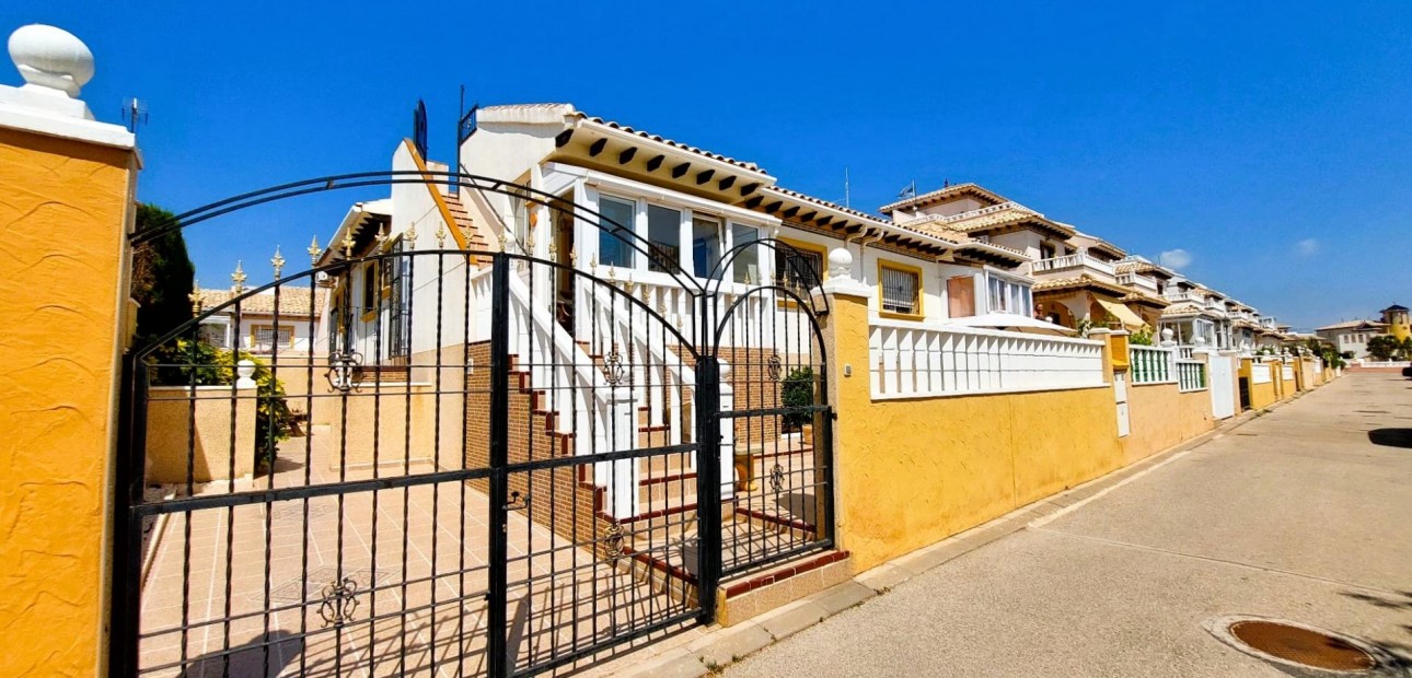 Herverkoop - Villa -
Orihuela Costa - Lomas de Cabo Roig-Los Dolses