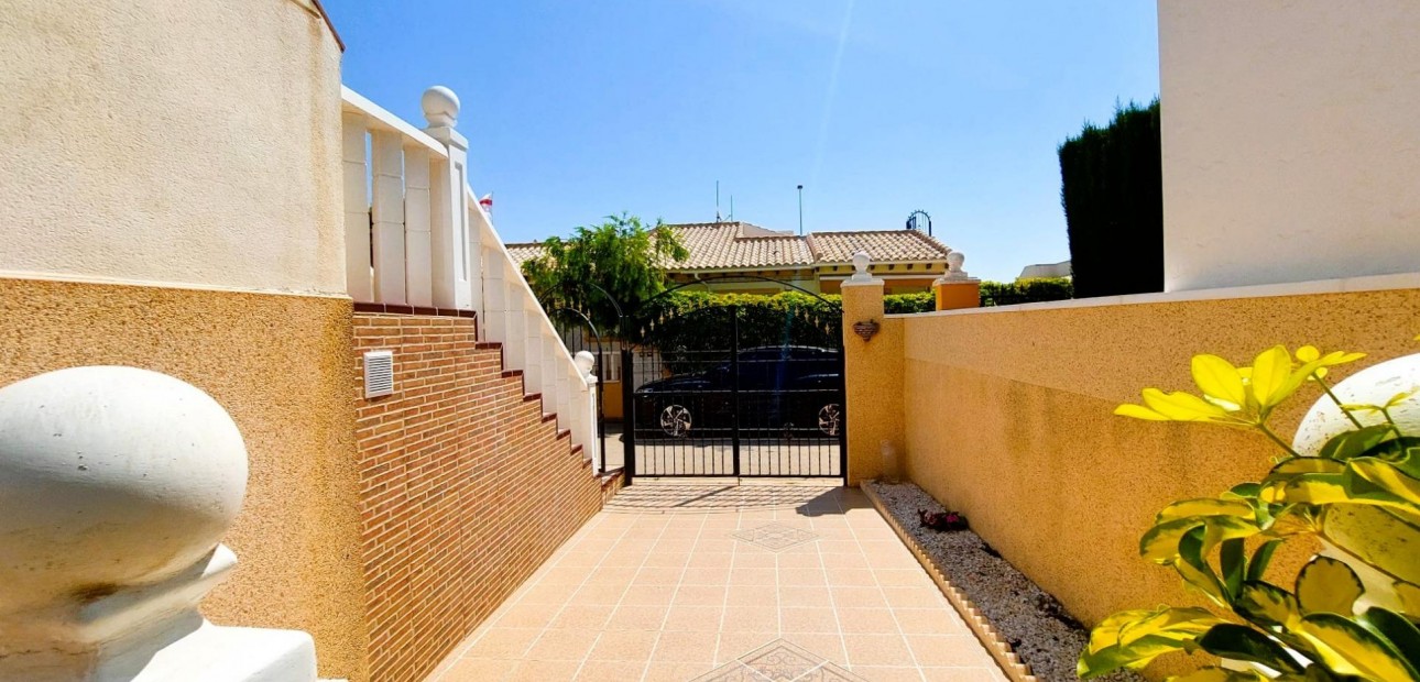 Herverkoop - Villa -
Orihuela Costa - Lomas de Cabo Roig-Los Dolses