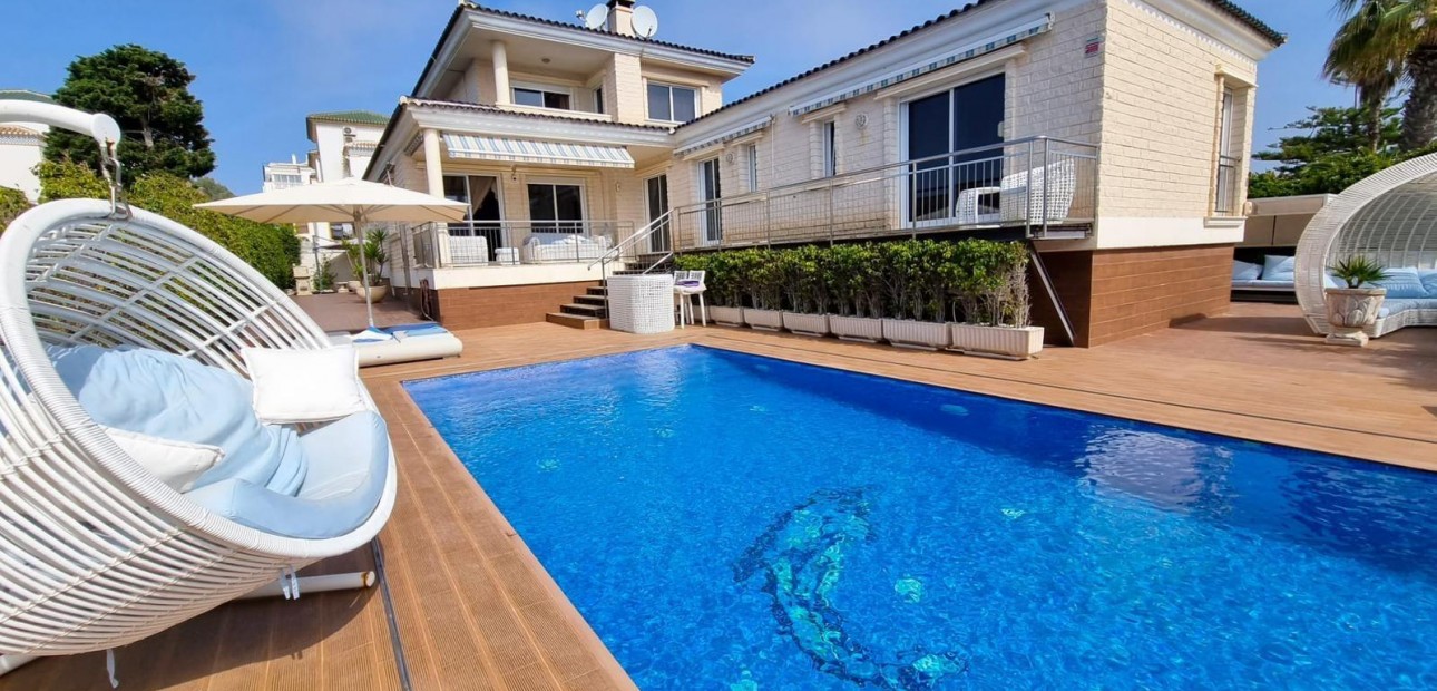 Sale - Villa -
Torrevieja - Torre la mata