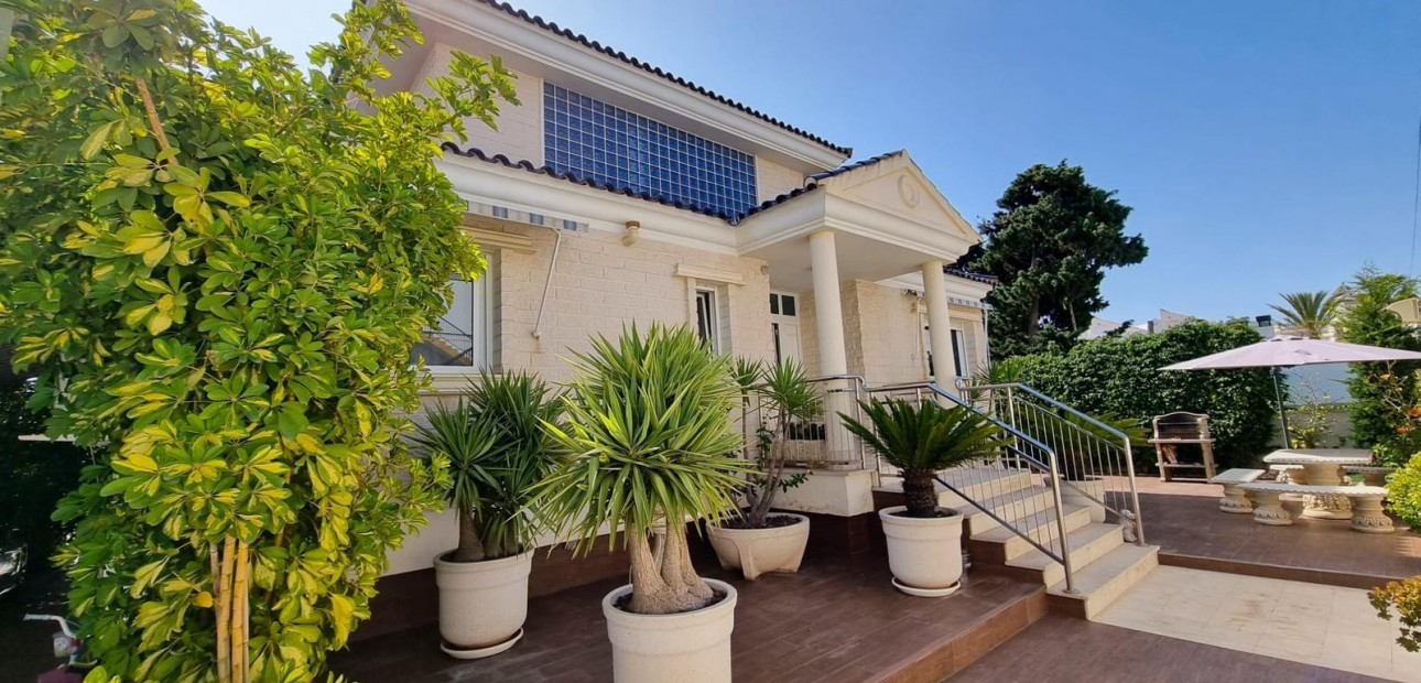 Sale - Villa -
Torrevieja - Torre la mata