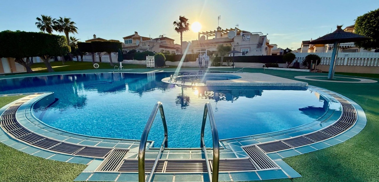 Sale - Villa -
Orihuela Costa - Villamartín-Las Filipinas