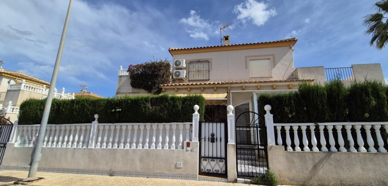 Sale - Villa -
Orihuela Costa - Villamartín-Las Filipinas