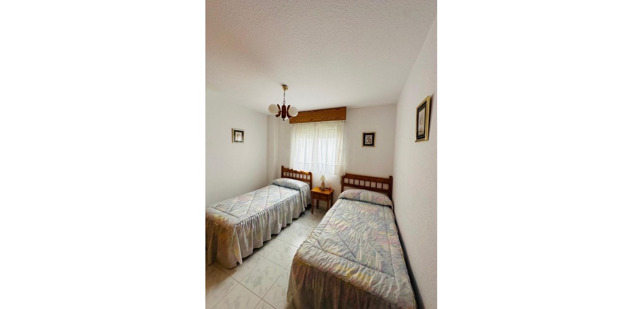 Sale - Apartment / flat -
Torrevieja - Paseo maritimo