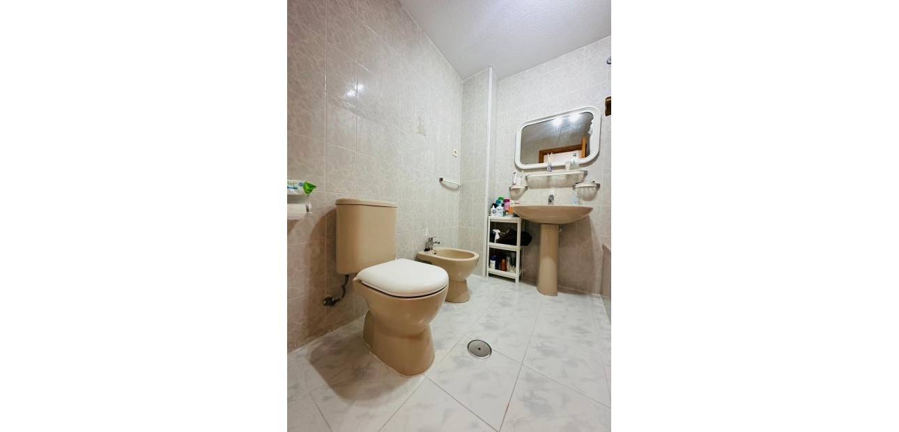 Sale - Apartment / flat -
Torrevieja - Paseo maritimo