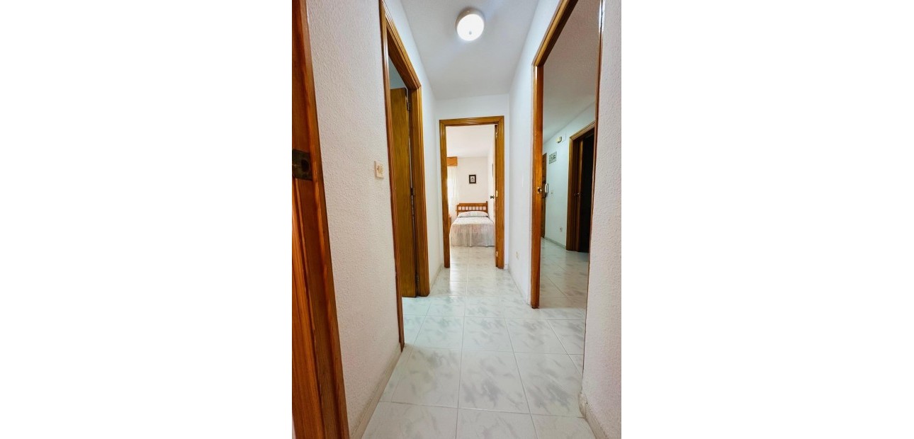 Sale - Apartment / flat -
Torrevieja - Paseo maritimo