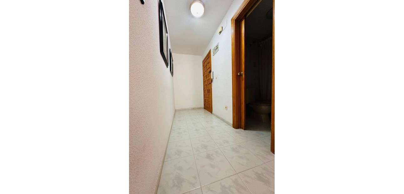 Sale - Apartment / flat -
Torrevieja - Paseo maritimo