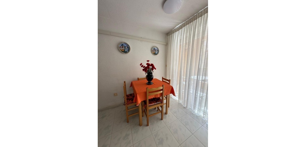 Sale - Apartment / flat -
Torrevieja - Paseo maritimo